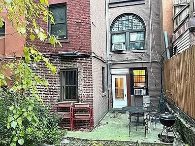 274 W 71st St