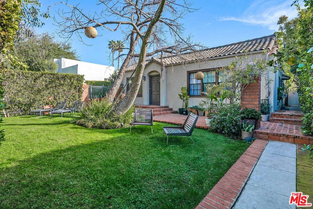848 N La Jolla Ave