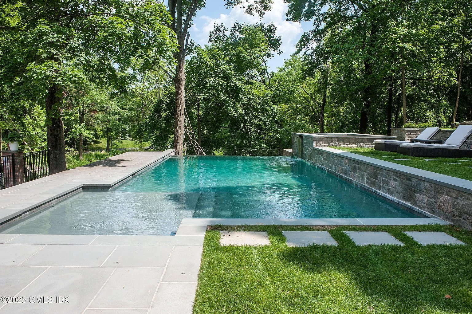 70 Sherwood Ave