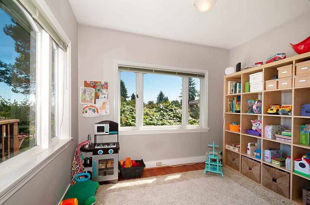 811 E 10th St