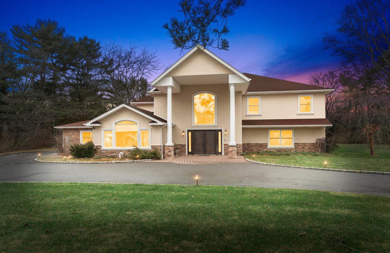 195 Cold Spring Rd, Syosset
