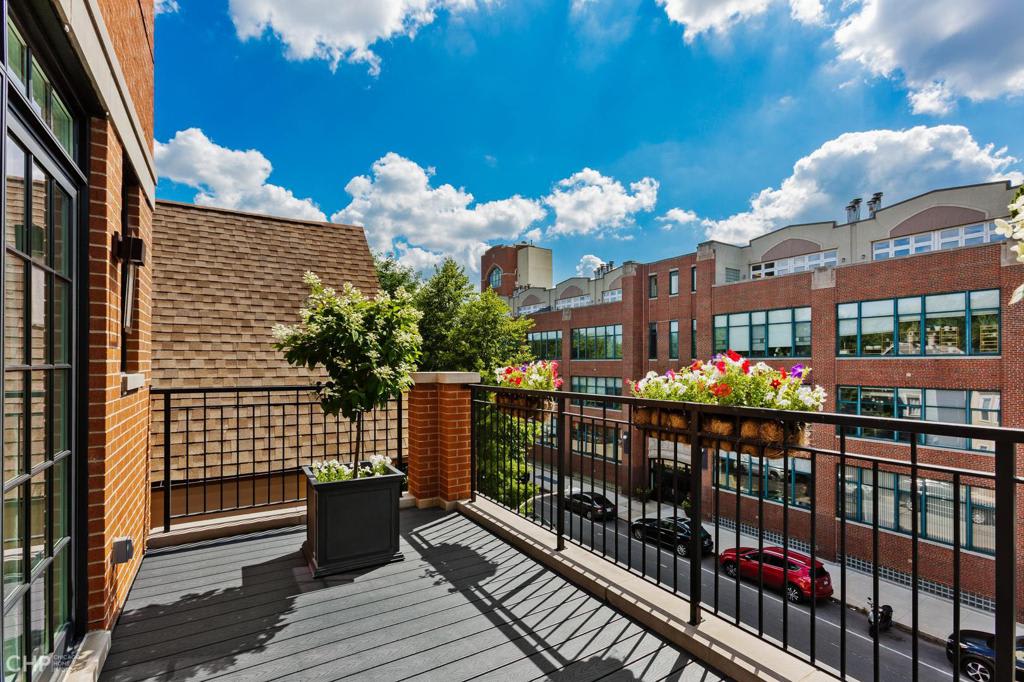 Lincoln Park Penthouse: 2621 N Southport #3