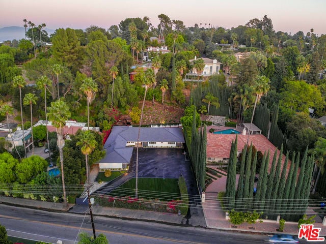 4450 Hayvenhurst Ave