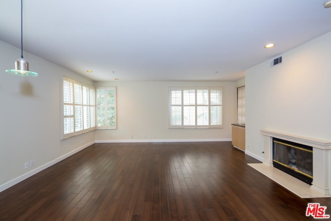 117 N Gale Dr #202