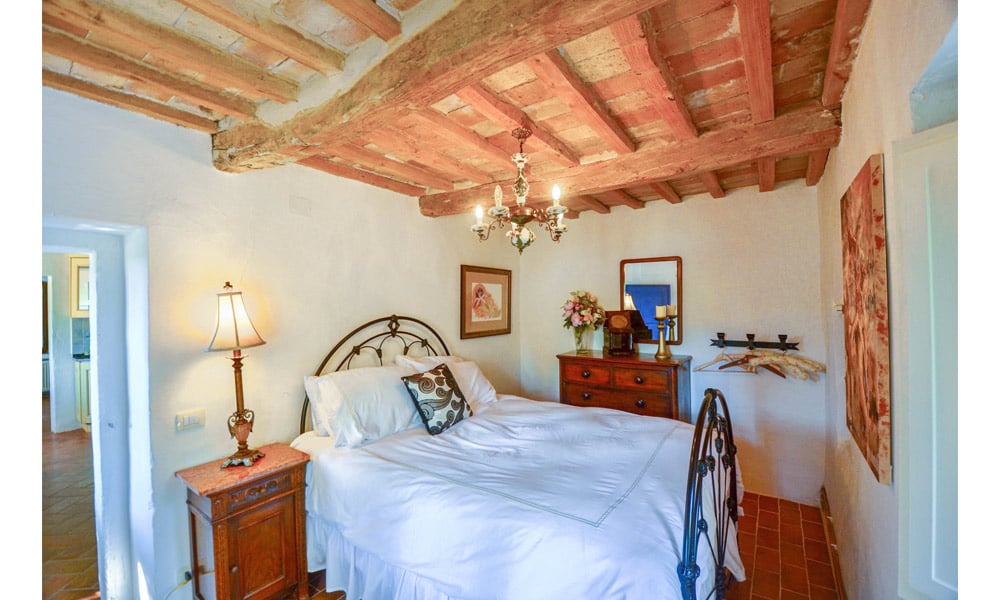An Enviable Country Retreat With Panoramic Views in Colmurano, Le Marche