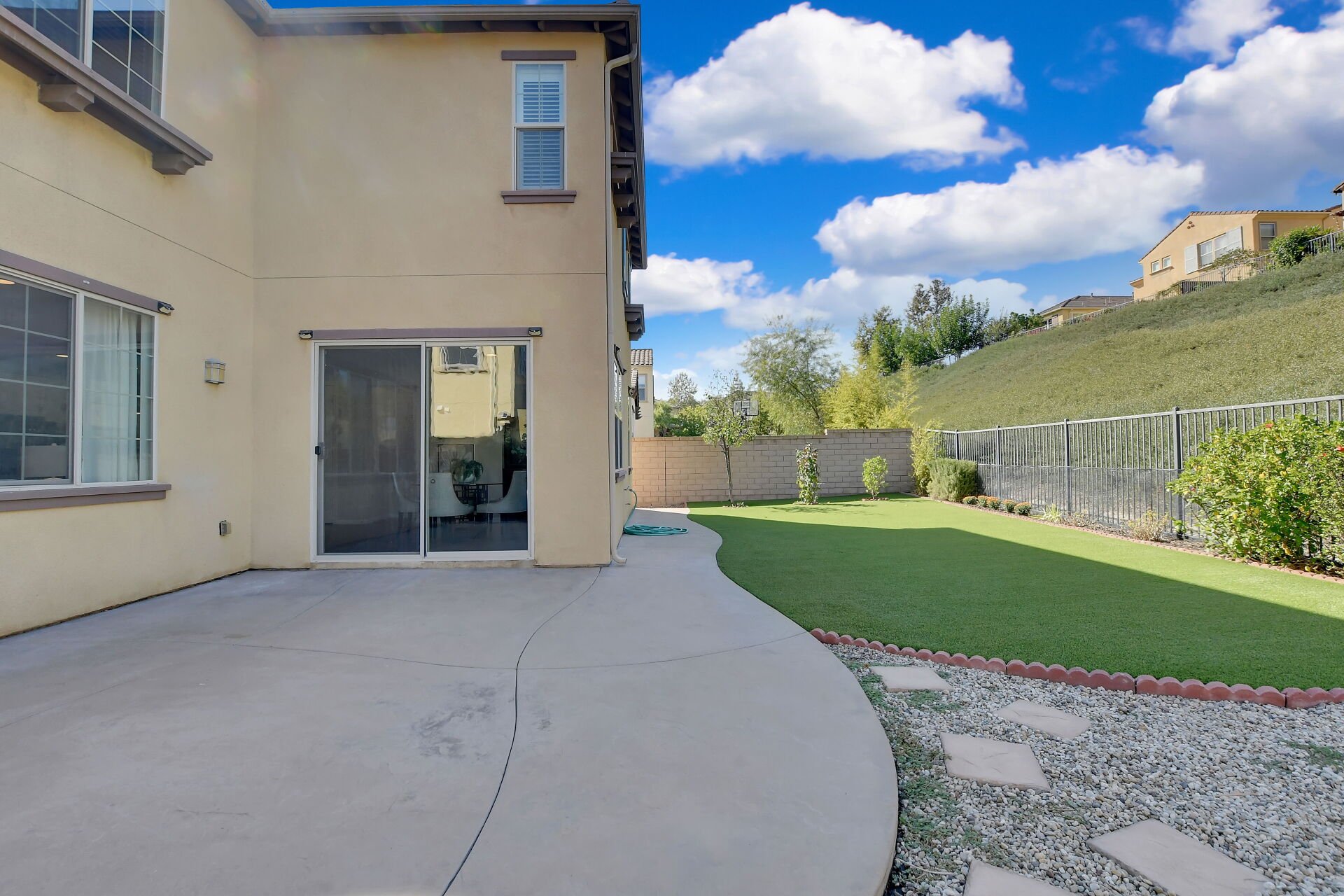 885 E Manresa
