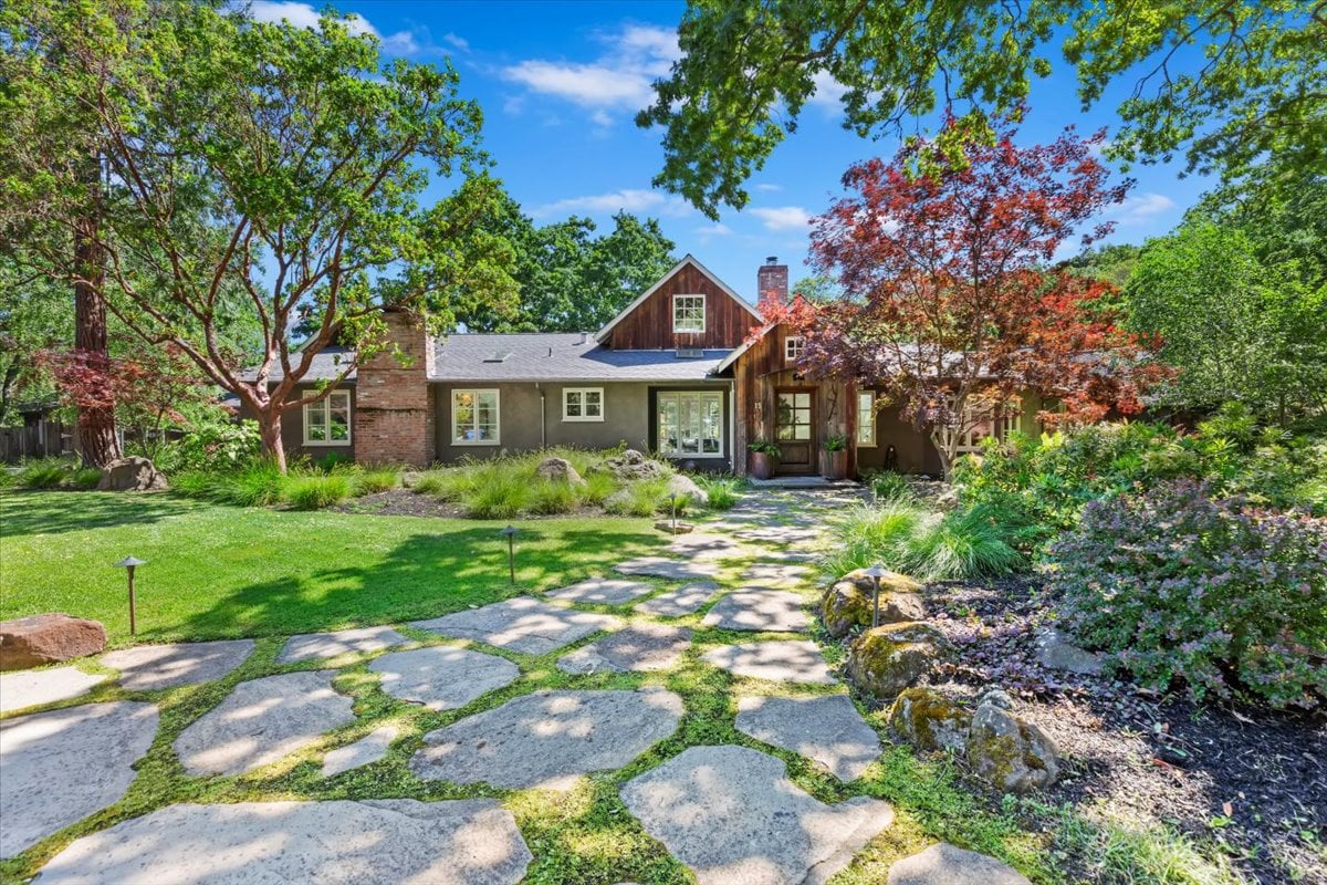 15 Cascade Ln