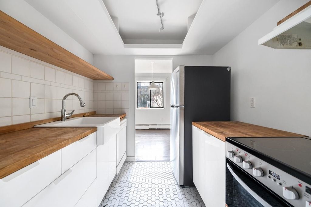 2215 Dundas St, #207