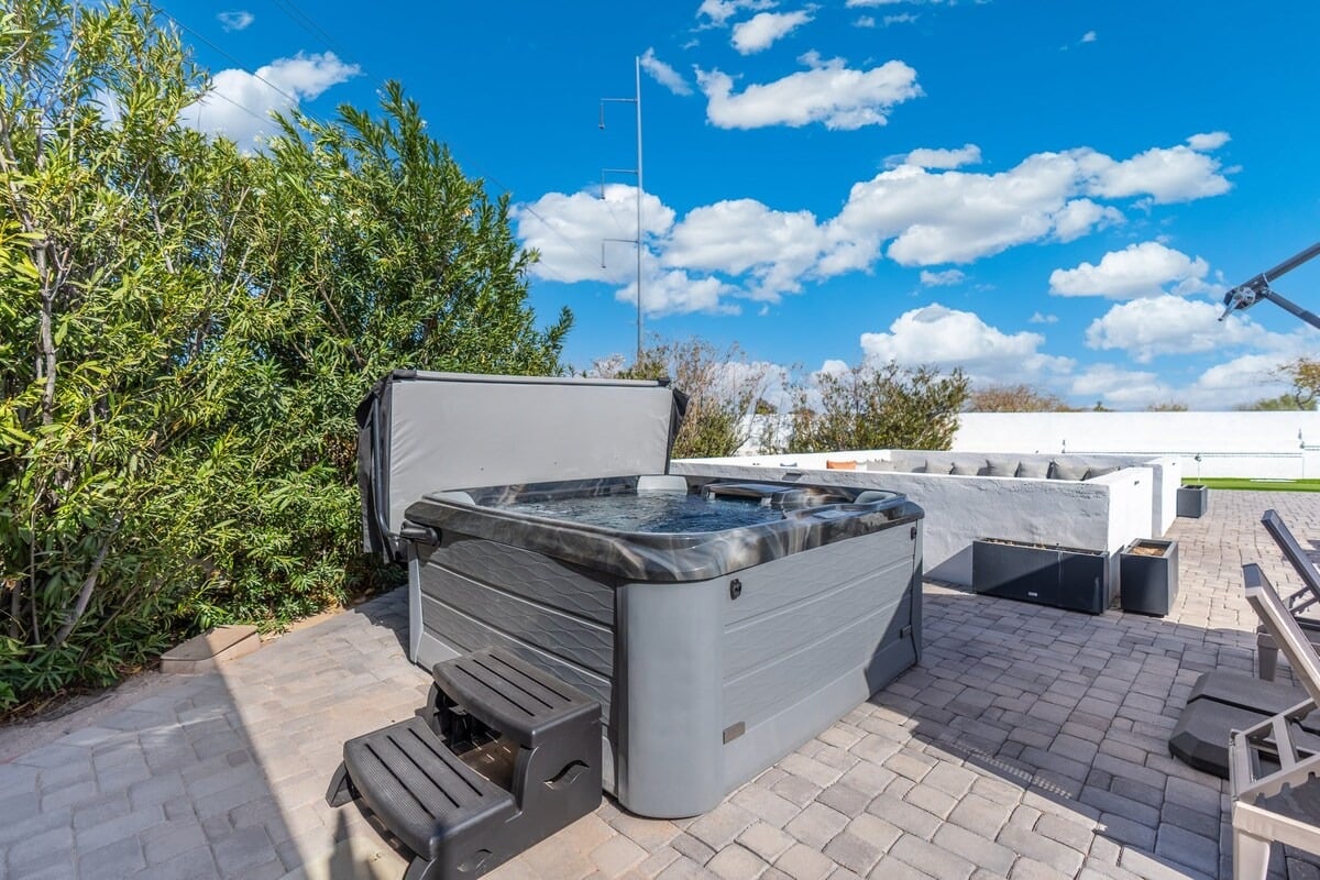 Phoenix Luxury! Pickleball | Free Heated Pool | Hot Tub