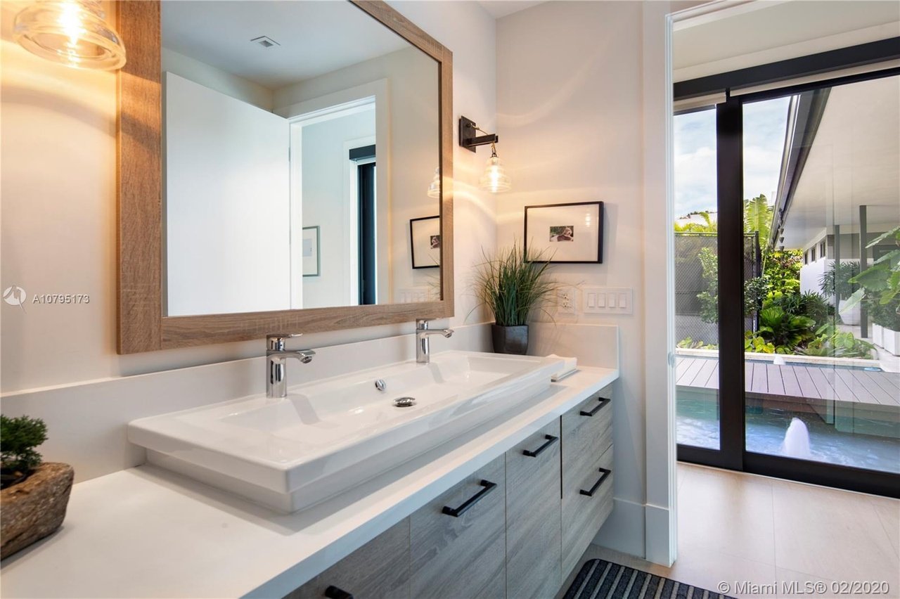 4965/4945 SW 82 St
