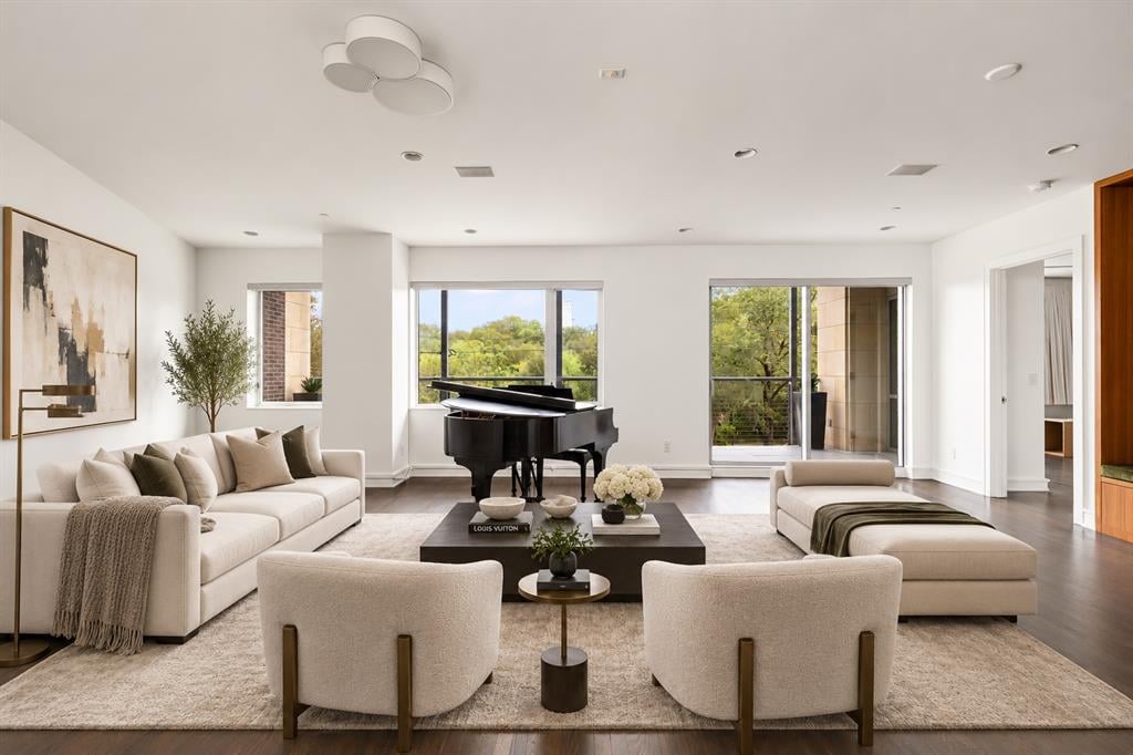 Downtown Single-Level Residence Overlooking Duncan Park
