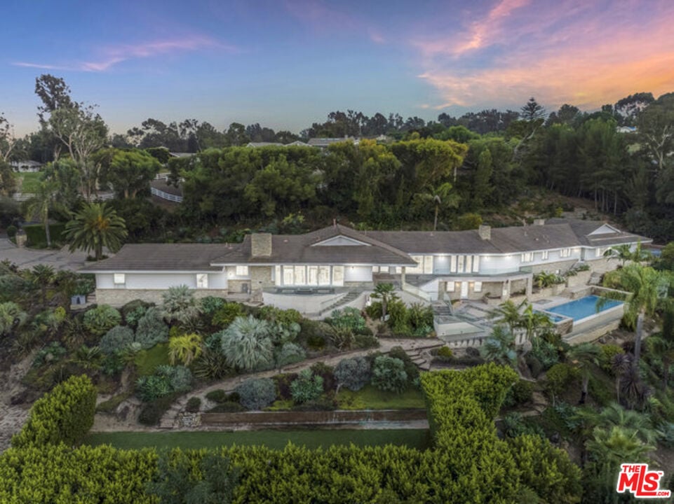 2 Pine Tree Ln