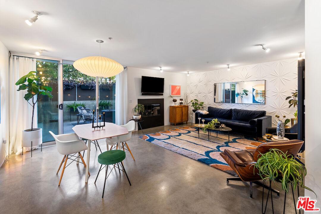 5806 Waring Ave Unit: 2