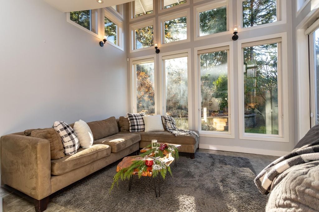 2537 Jura Cres