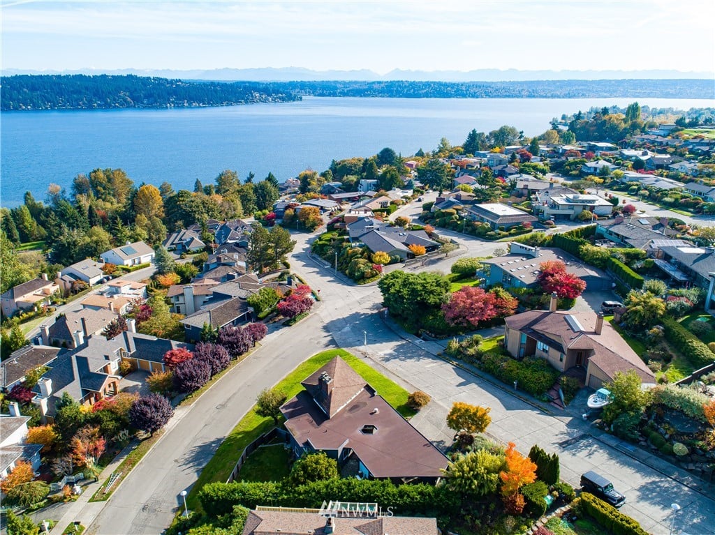 8631 Inverness Dr, NE