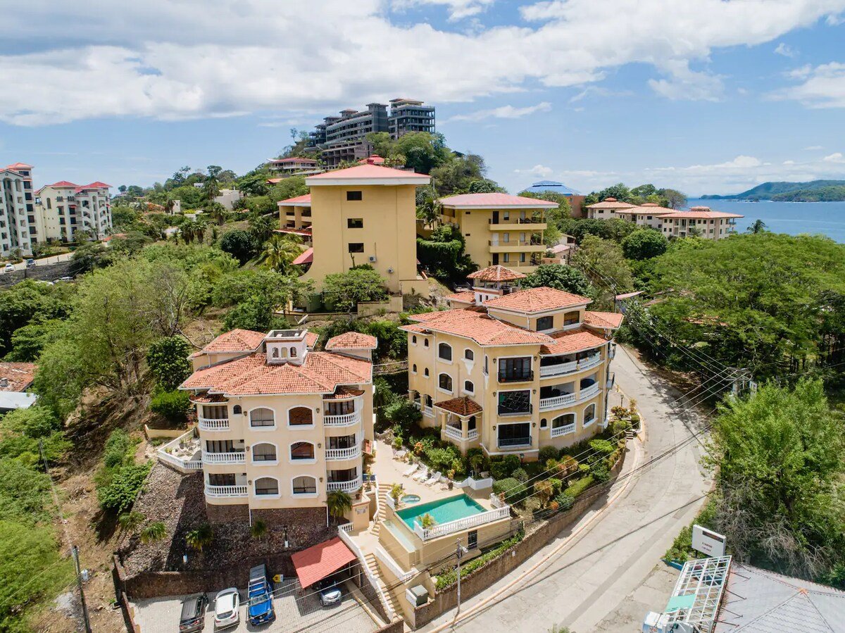 Flamingo Marina Real 11 – Move-in Ready Condo Steps from Flamingo Beach   
