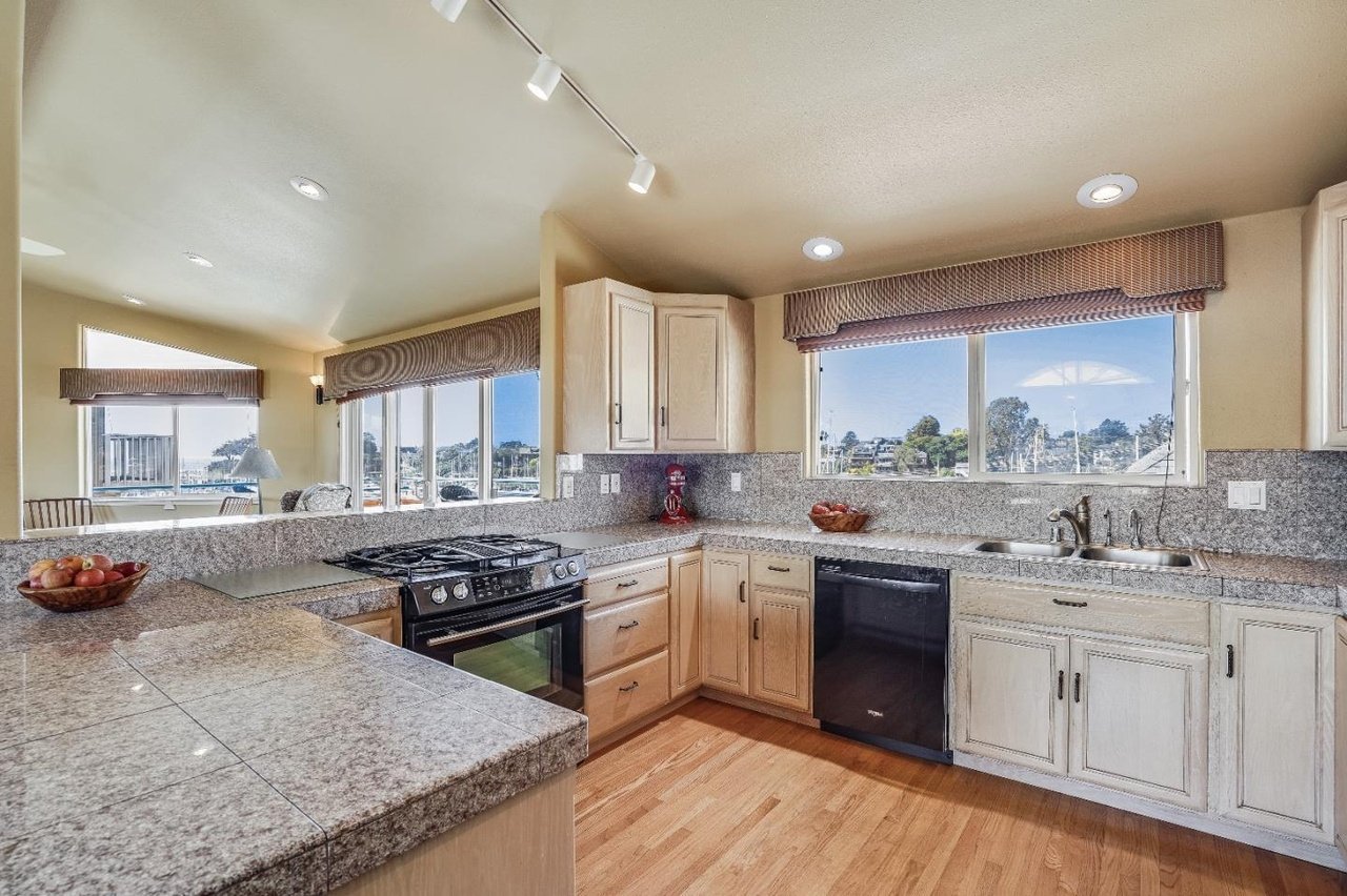 471 Lago Ln