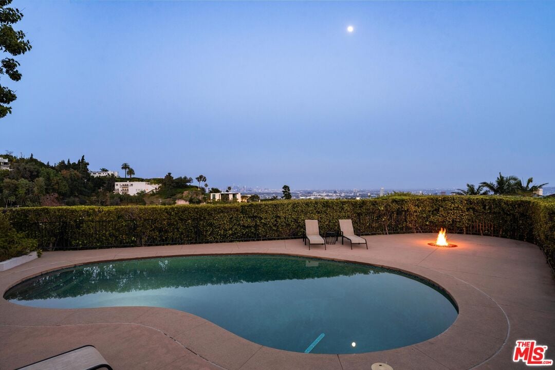 Sierra Mar Dr, 90069