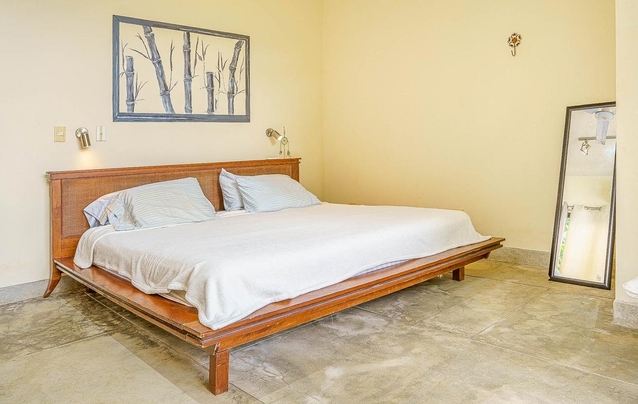 Charming 2-Bedroom Home in Ojochal, right off Finca Marañon, with stunning jungle & mountains views.