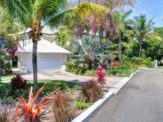Canalfront Mansion in Port New Providence