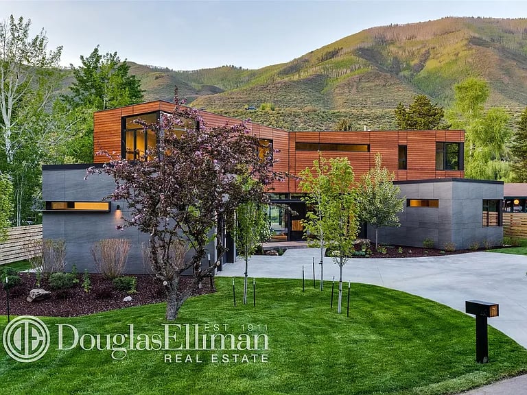 1330 Mountain View Dr