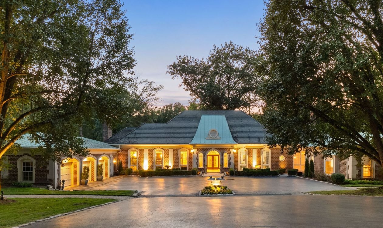 The Wealthy Are Refusing to Sell Their Luxury Homes