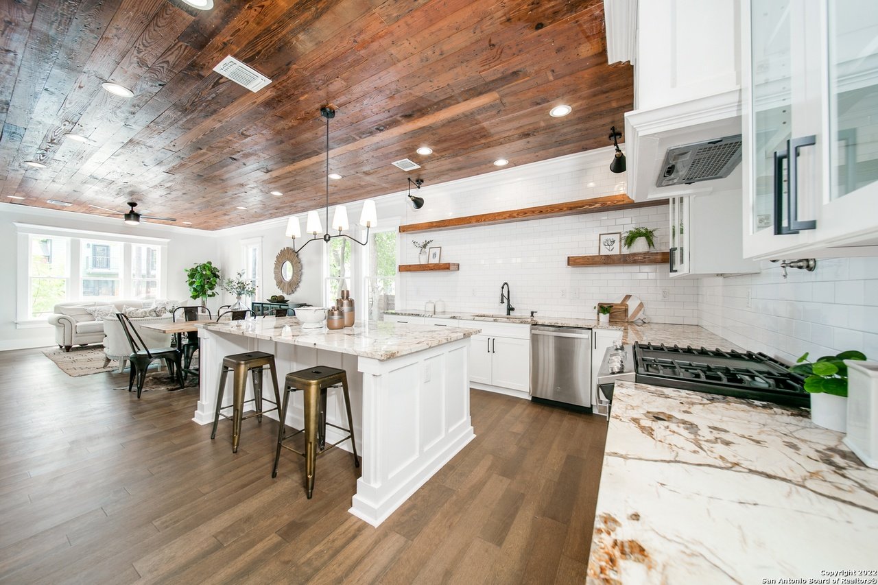 925 Burleson