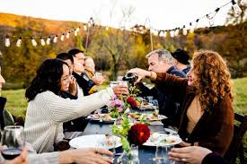 Hosting a Cozy Thanksgiving or Friendsgiving: Tips for a Warm and Welcoming Celebration