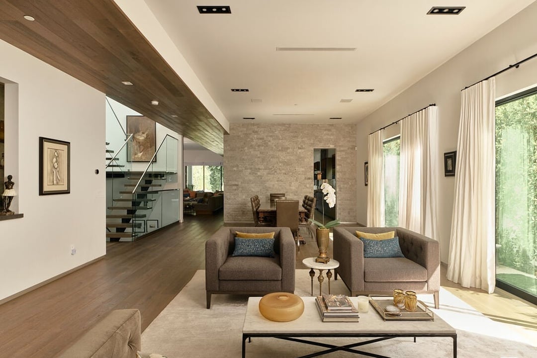 N Bowling Green Way, 90049