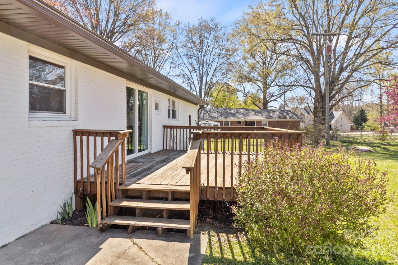963 E Iredell Ave