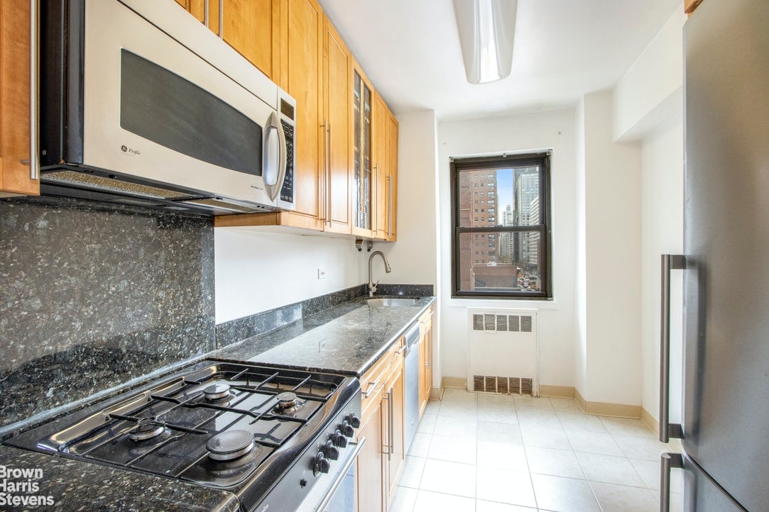305 E 72nd St #8E