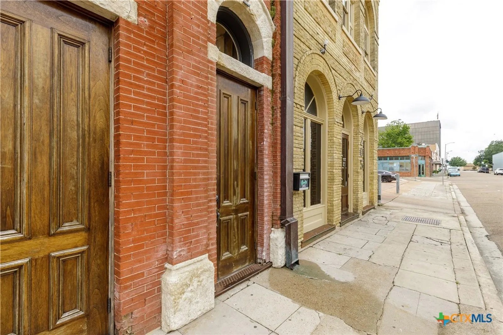 205 1/2 E Constitution St