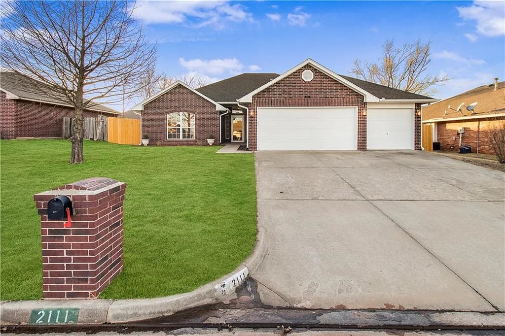 2111 Oakridge Dr