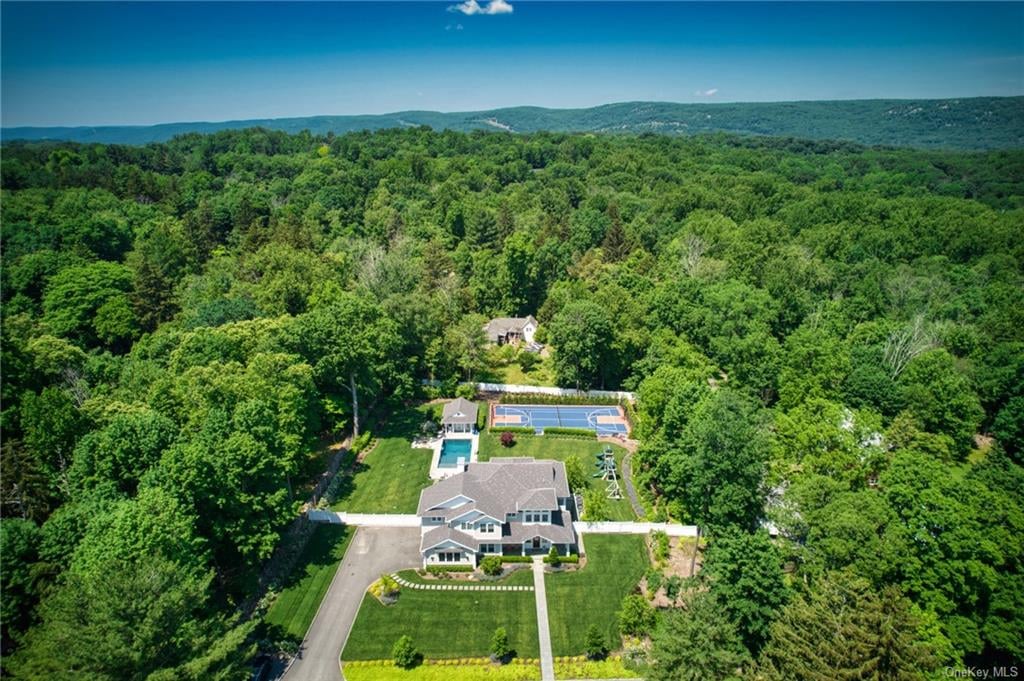 18 East Ln