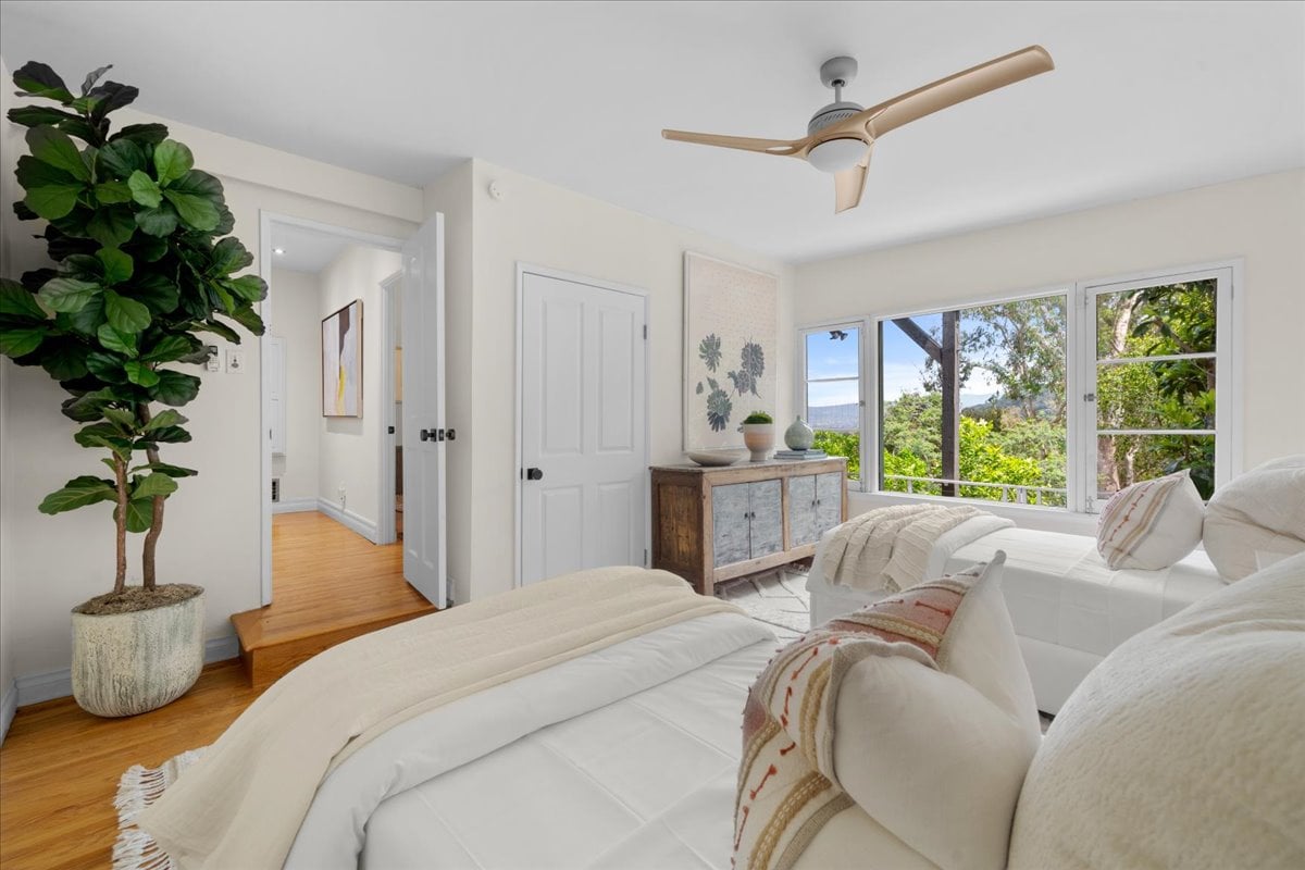 Lake Hollywood 4 + 2 Spanish Home with Views 