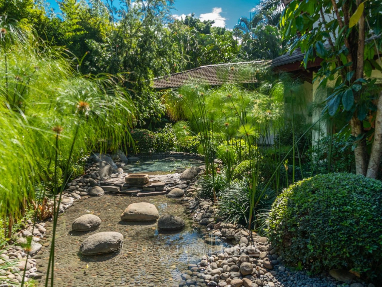 20440 - Balinese tropical style mansion on nice farm in La Garita