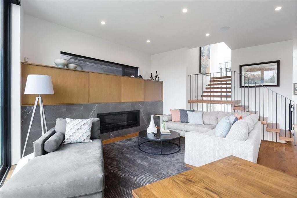 4385 Locarno Cres