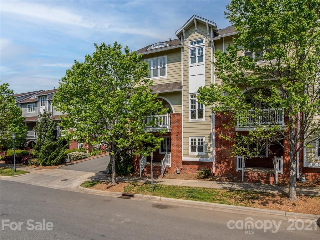 2220 Lyndhurst Ave