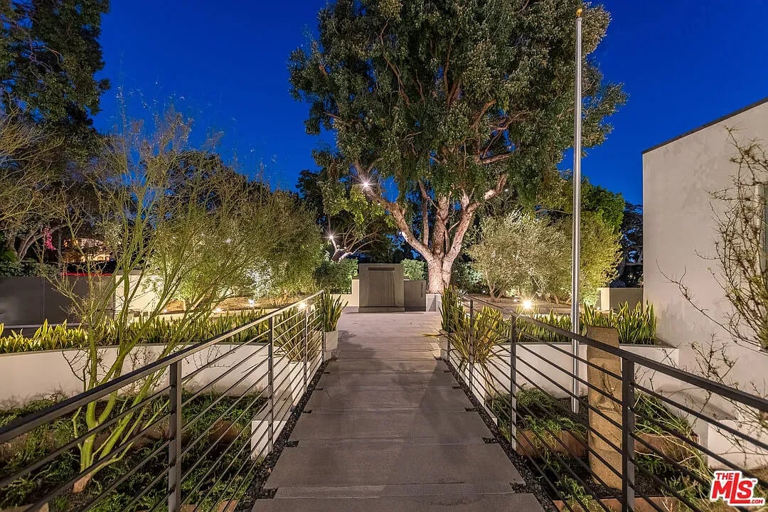 835 San Vicente Blvd