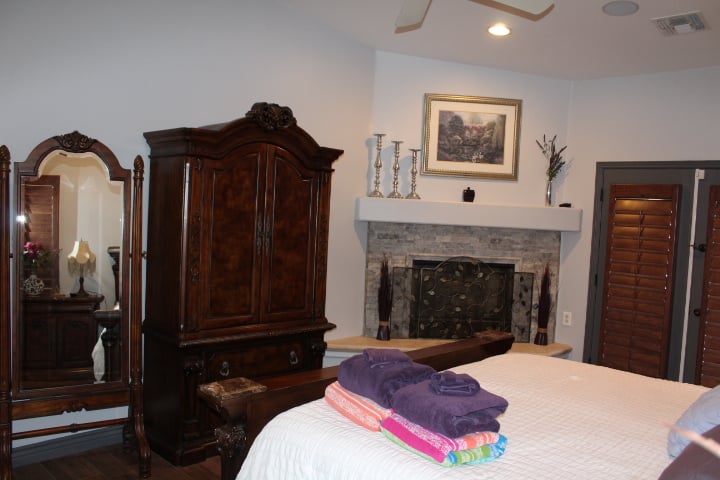 2562 Beverly Glen Dr. 