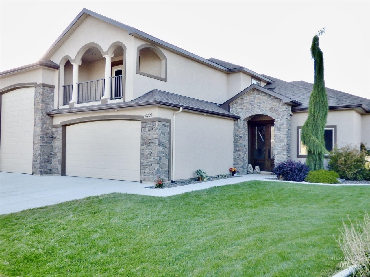 4221 N Rogue River Way