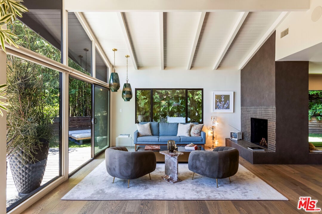 Halo Crest, Queens Rd, 90069