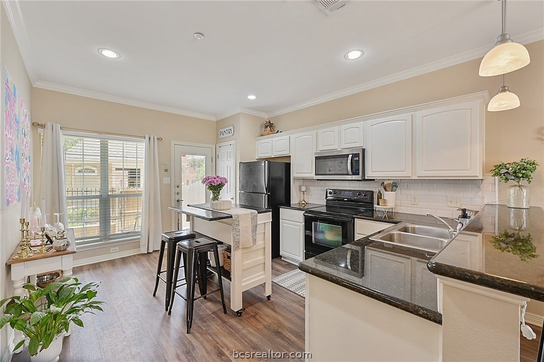 305 Holleman Dr E #504