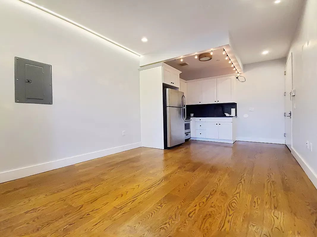 634 Kosciuszko St 3F