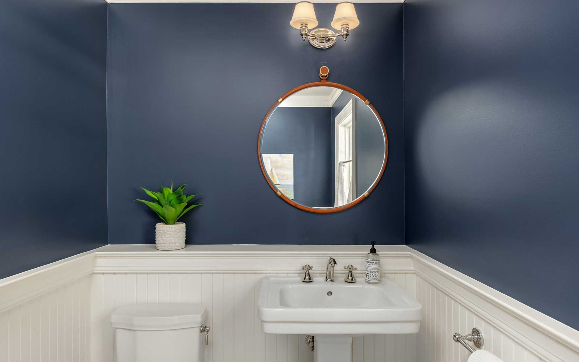 Sunny Hamptons Style in the Heart Of Medina