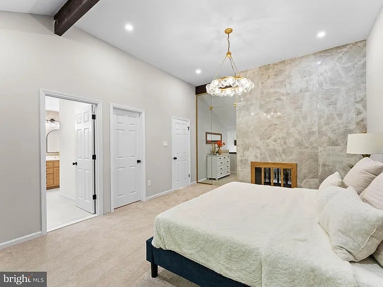 1 Bronwood Dr, Voorhees, NJ 08043