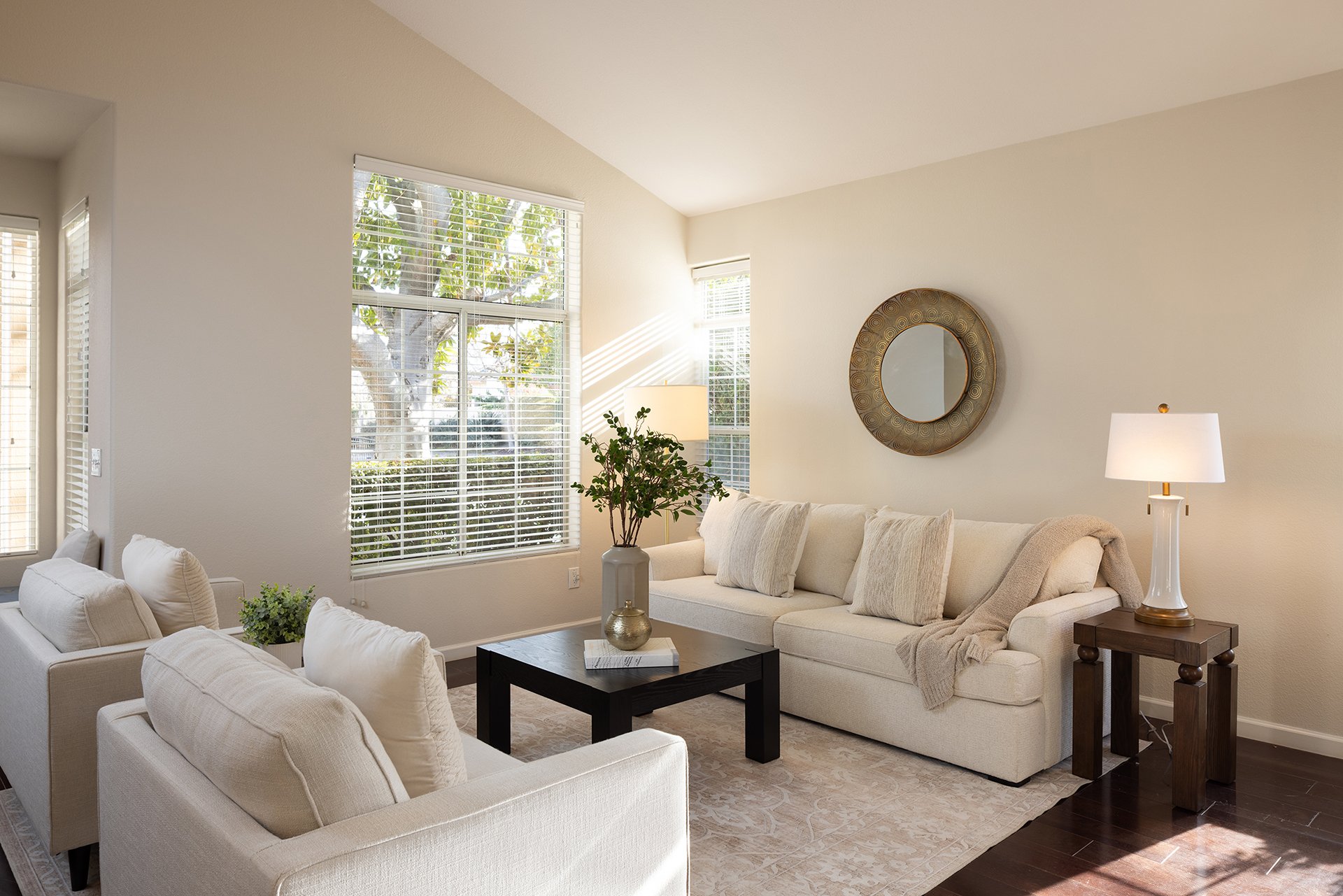 Las Palmas Living - 17776 Riverbend Road