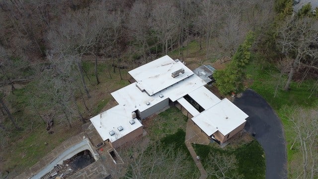 334 Circle Lane in Lake Forest