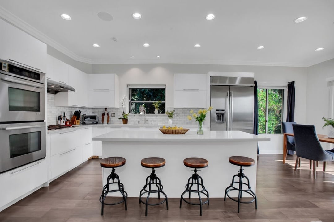 Solaris Manor, N Knoll Dr, 90068