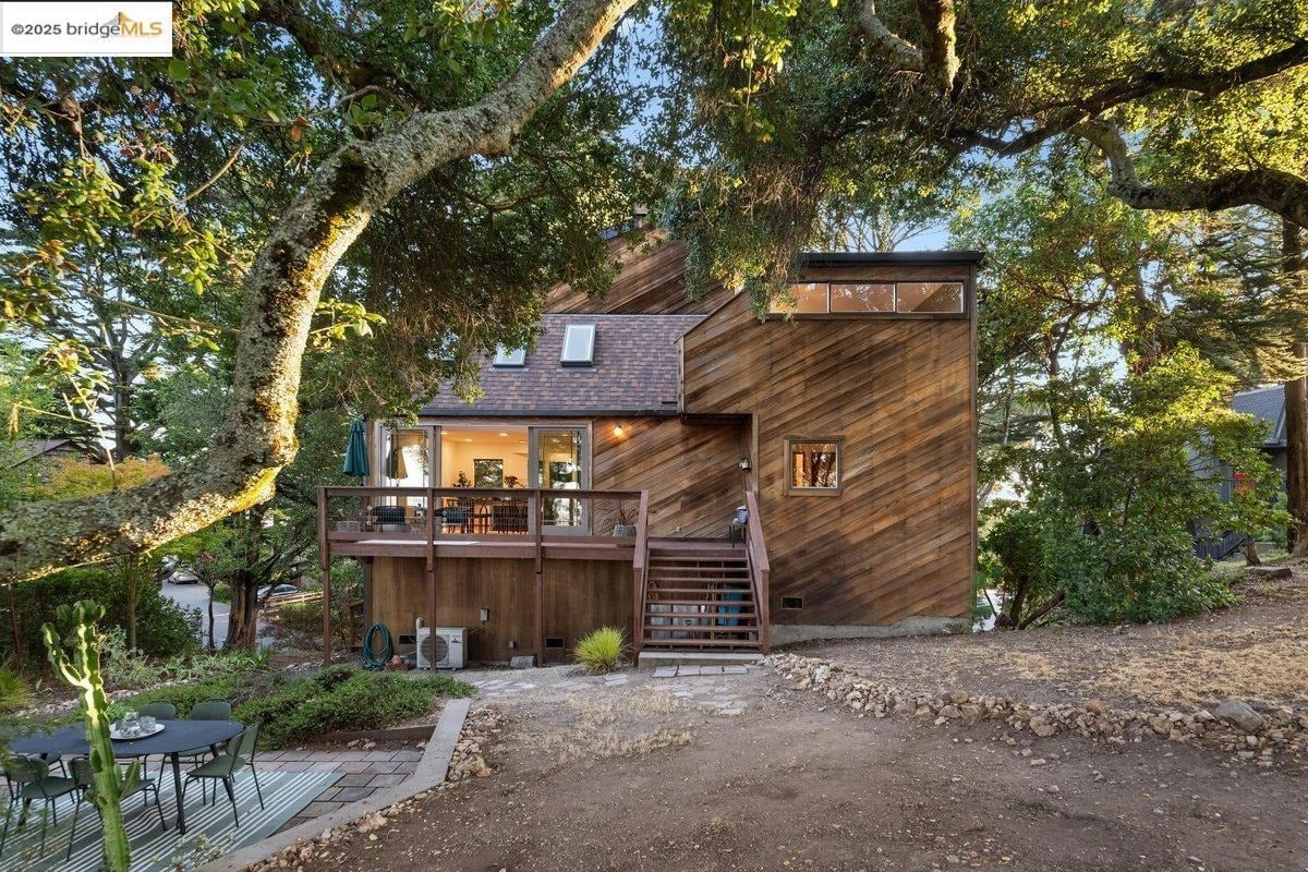 2112 Manzanita Dr